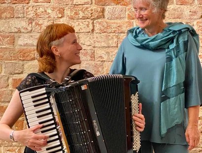 MUSIKALISCHE LESUNG mit Elisabeth Richter-Kubbutat, begleitet am Akkordeon von Susanne Stock.