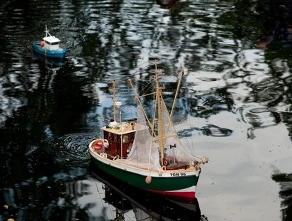 „Leinen los!“ heißt es mehrmals im Jahr im Museum: Dann tuckern kleine Modellschiffe über unseren idyllischen Museumsteich im Park.