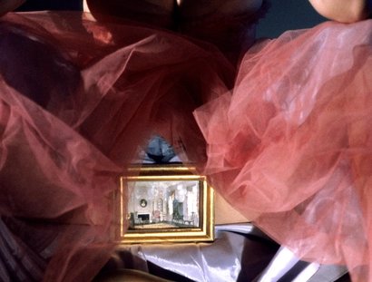Laurie Simmons, Room Underneath (Gold), 1998, Pigmentdruck.