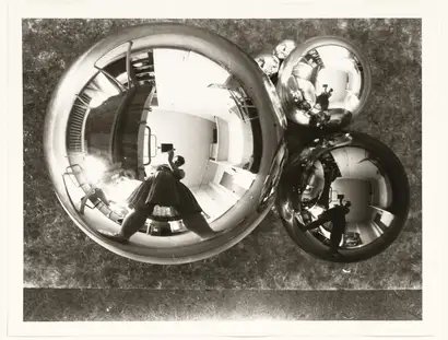 Marianne Brandt, Selbstporträt mit Kamera im Atelier in der Kugel gespiegelt, Bauhaus Dessau, um 1928 - 1929, Bauhaus-Archiv Berlin