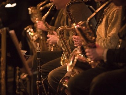 bigband: saxophone section of a jazz band in concert