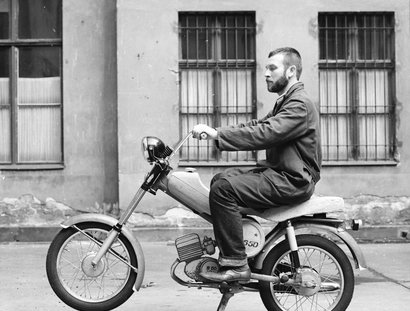 Entwurfsmodell Mokick „Simson S 50“ im Hof des Ateliers von Lutz Rudolph am Helmholtzplatz, Prenzlauer Berg, Fotografie, um 1967 Gestaltung: Lutz Rudolph, Karl Clauss Dietel, Privatarchiv Ania Rudolph