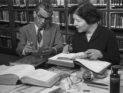 Ellen Auerbach, Ohne Titel [In der Bibliothek], 1953, Akademie der Künste, Kunstsammlung, Inventar-Nr.: Auerbach 1362