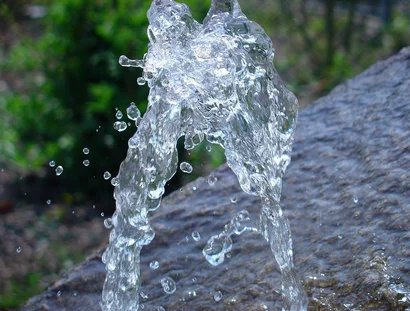 Sprudelndes Wasser