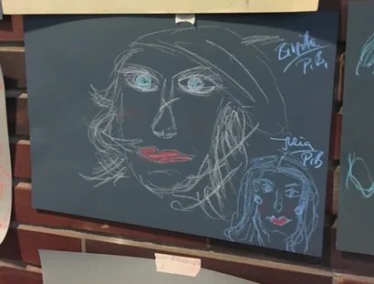 Unter freiem Himmel entstehen vielfältige Portrait-Zeichnungen.
