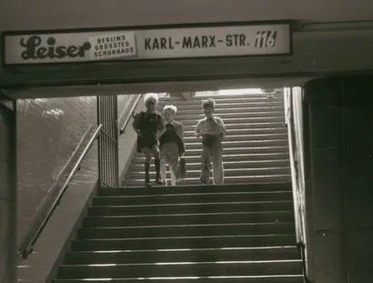 Elsa Thiemann, Berlin, Kinder am U-Bahneingang in Neukölln, 1950er-Jahre, Bauhaus-Archiv Berlin (Ausschnitt)