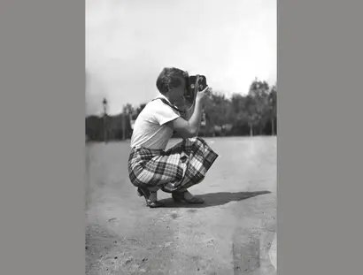 Ella Bergmann-Michel mit ihrer Kinamo-Filmkamera, 1932