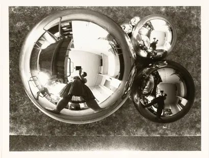 Marianne Brandt, Selbstporträt mit Kamera im Atelier in der Kugel gespiegelt, Bauhaus Dessau, um 1928/29, Bauhaus-Archiv Berlin