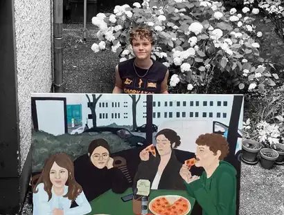 Annika Bruski mit ihrem Werk. 