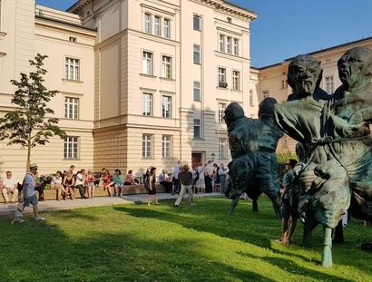 Bettina Berggruen Garten mit Skulpturen „United Enemies“ (2011) von Thomas Schütte