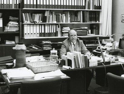 Hans-Peter Reinecke in seinem Büro in der Stauffenbergstraße 14, 1984