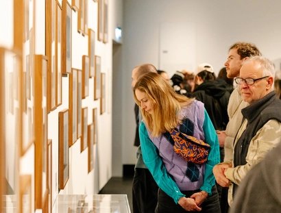 Besucher:innen in der Ausstellung Graciela Iturbide . Eyes to Fly With, 2026