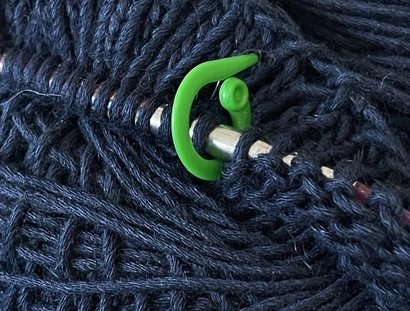 Garn mit Stricknadel und Maschenmarkierer