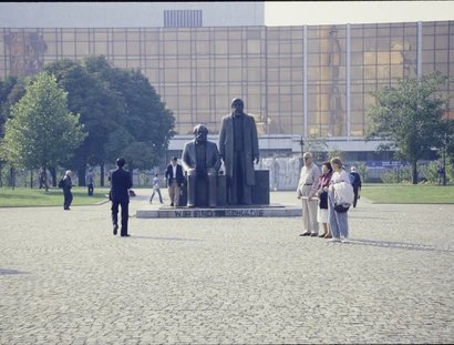 Marx-Engels-Forum, im Hintergrund der Palast der Republik, 1990/92