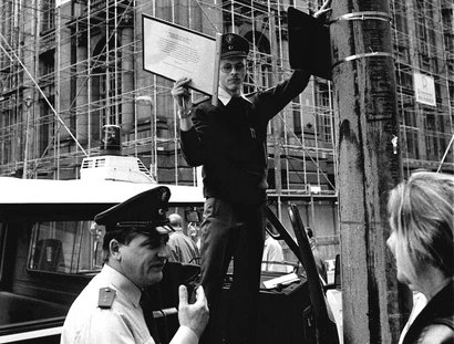 Die Polizei entfernt am 2. Oktober 1994 die vom Aktiven Museum angebrachte Zusatztafel zur Clara-Zetkin-Straße.