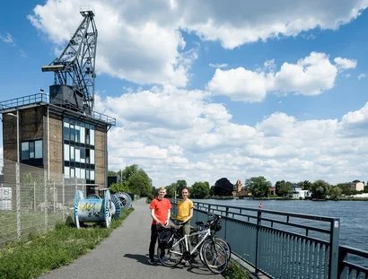 Zwei Radfahrer vor dem Kranhaus