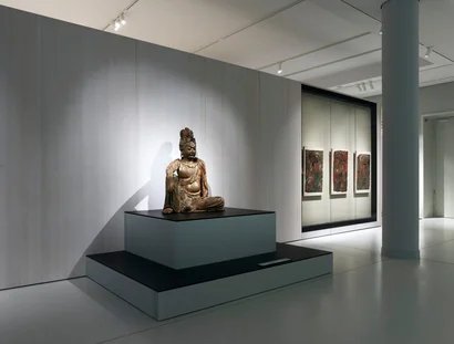 Bild 1: Bodhisattva Avalokiteshvara in Wasser-Mond-Pose (China, Song Dynastie, 960 - 1279) im Modul "Kunst und Kult. Sakrale Kunst in China und Japan" des Museums für Asiatische Kunst im Humboldt Forum