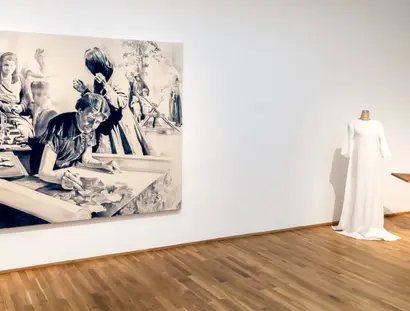 Ausstellungsansicht „Giulia Andreani. Sabotage“, Hamburger Bahnhof – Nationalgalerie der Gegenwart, 27.02.2026 – 13.09.2026, Abgebildet: Pour elles toutes (Myrninerest), 2024; Kleid aus Vorhängen von Cyril Gerbron, 2018; Industrie-Nähmaschine, c. ...