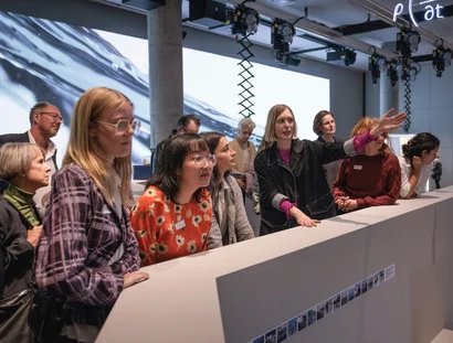 Führung zur Eröffnung der Ausstellung "On Water - WasserWissen in Berlin" im Humboldt Labor