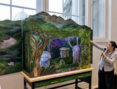 Yorleny Cardozo Peña vor ihrer künstlerischen Intervention "Die Stimme der Berge / La voz de la Montaña"