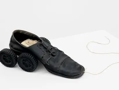 Vlassis Caniaris, L’émigrant, 1972. Courtesy the Estate of the Artist und Galerie Peter Kilchmann, Zürich, Paris, Foto: Hafid Lhachmi