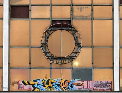 Leere Halterung des Staatsemblems am geschlossenen Palast der Republik
