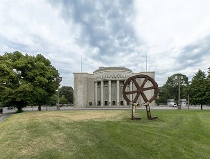 Die Volksbuehne Berlin am Rosa Luxemburg Platz nach der Interimszeit vor Beginn der Intendanz von Rene Pollesch, Sommer 2021.