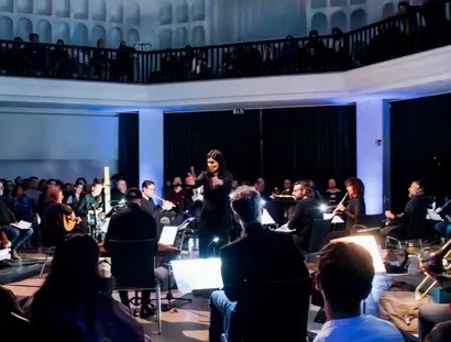 Wie hier im Bild im Silent Green, verwandelt das Trickster Orchestra auch in der Nikolaikirche Architektur in Klang.