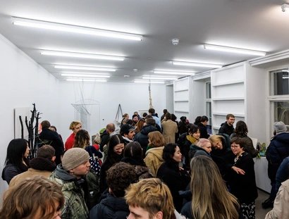 Ausstellungseröffnung von Connecting Bridges – Ausstellung von Studierenden der UdK als Reaktion auf Kazuko Miyamoto – String Constructions im Vermittlungsraum, KW Institute for Contemporary Art, Berlin 2025. Foto: Frank Sperling.