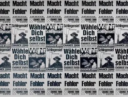 Wahlplakate mit schwarzem Text auf weißem Hintergrund: "Macht Fehler", "Wählt Schlingensief", "Wähle Dich selbst", "Schlingensief in den Bundestag!".