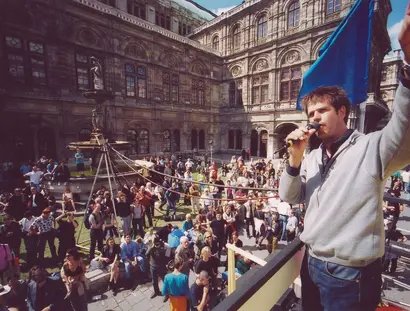 Christoph Schlingensief, Bitte liebt Österreich – Erste österreichische Koalitionswoche, 2000, Wiener Festwochen Foto © David Baltzer / Kunstwerk © Nachlass Christoph Schlingensief
