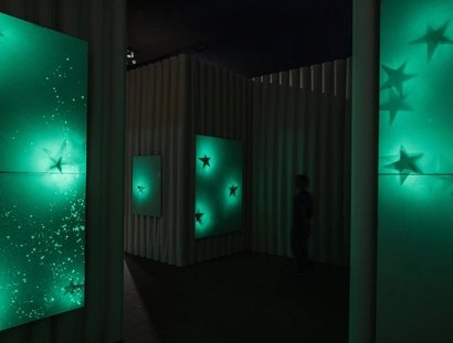 KOO JEONG A, Land of Ouss [Kangse], 2025–2026, Installationsansicht aus LUMA Arles, 2025 © Victor & Simon / Grégoire d’Ablon.
