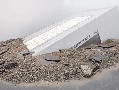 Ausstellungsansicht „Museum in Bewegung. Eine Sammlung für das 21. Jahrhundert“, Hamburger Bahnhof - Nationalgalerie der Gegenwart, abgebildet: Elmgreen & Dragset, Protruding Gallery, Powerless Structures, Fig. 223, 2024