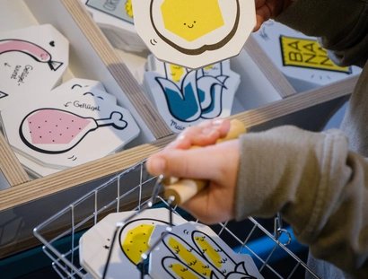 Was kommt in den Einkaufskorb? Im Erlebnis-Parcours vom Kindermuseum unterm Dach