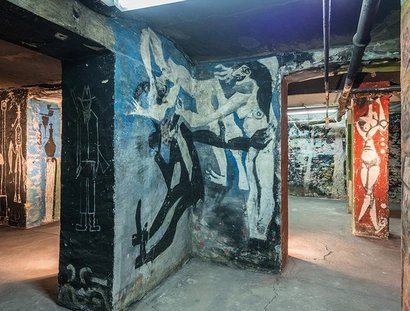 Blick in den Bilderkeller, im Vordergrund Wandbild von Harald Metzkes und Manfred Böttcher