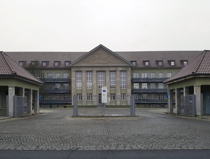 Ehemaliges Hauptgebäude des KGB, heute Wohngebäude, © Museum Berlin-Karlshorst, Foto: Margot Blank