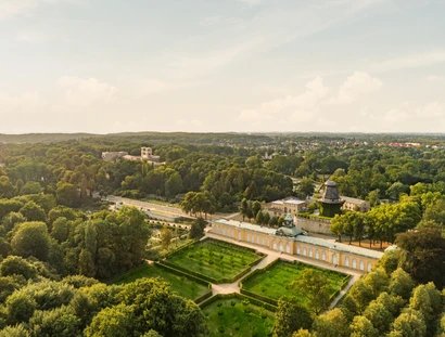 Blick auf die Neuen Kammern und die Historische Mühle im Park Sanssouci