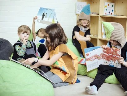 Kinder lesen in der Leseecke im Labyrinth Kindermuseum.