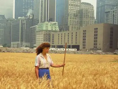 Agnes Denes, Weizenfeld – Eine Konfrontation, Battery Park Landfill, Downtown Manhattan, Fotografie, 1982