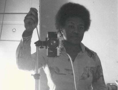 Schwarz-Weiß-Foto von Beverly Buchanan, die ein Selbstporträt im Spiegel macht.