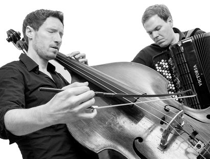 Jaspar Libuda am Kontrabass und Daniel Moheit am Akkordeon