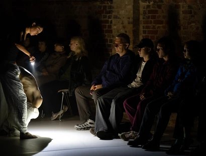 Veranstaltungen in Berlin: Tanz- und Bewegungsworkshop mit dem Tänzer und Choreografen Kosmas Kosmopoulos / LUNA PARK