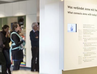 Eine Gruppe in der Ausstellung »Alles über Anne«
