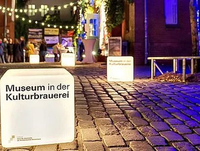 Der Eingangsbereich des Museums bei Nacht.
