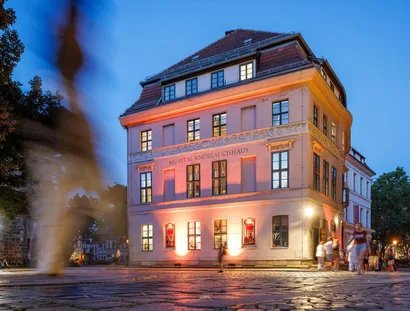Das Museum Knoblauchhaus bei Nacht.
