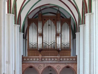 Blick durch den Kirchenrauf mit Kreuzgewölbe auf die Orgelempore