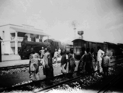 Bahnhof Kidete der Tanganijikabahn, um 1915, Bosig lieferte 1909/10 insgesamt neun Lokomotiven an die Ostafrikanische Eisenbahngesellschaft (OAEG, Sitz in Berlin
