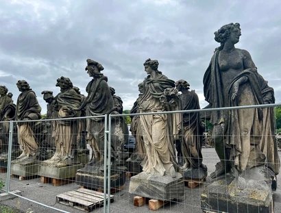 Skulpturen der Dachbalustrade des Neuen Palais