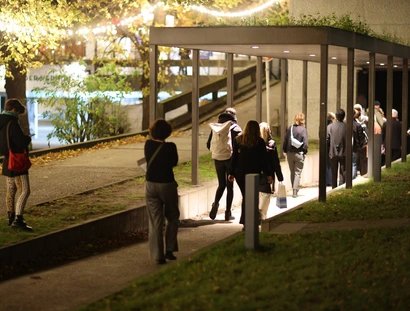 Mehrere Personen laufen zum Eingang der Seitenbühne des Haus der Berliner Festspiele.