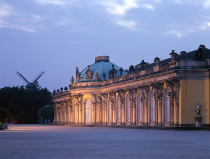 Schloss Sanssouci, Ansicht der Gartenseite von der oberen Terrasse, mit Historischer Mühle